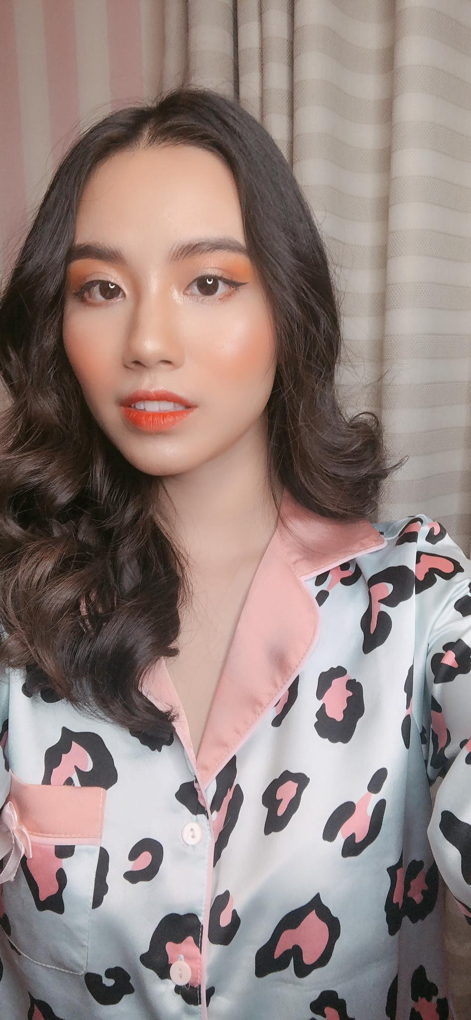 Có vẻ như khuôn mặt của Linh Miu thon gọn hơn hẳn so với hình ảnh cô của hai năm về trước.