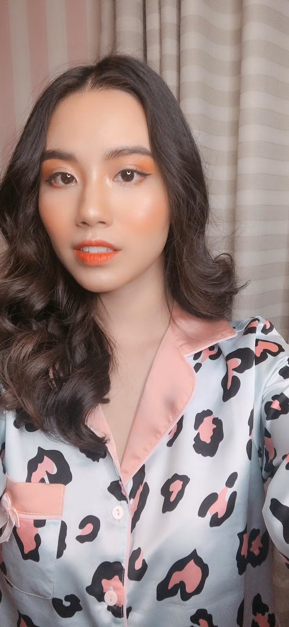 Có vẻ như khuôn mặt của Linh Miu thon gọn hơn hẳn so với hình ảnh cô của hai năm về trước.