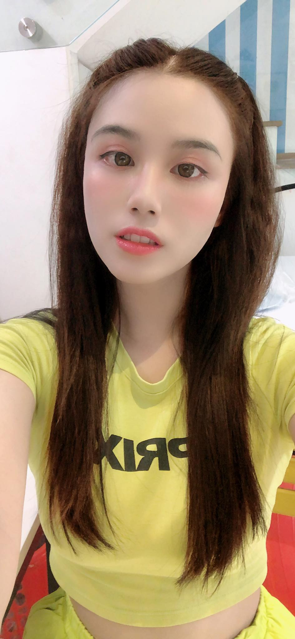 Khuôn mặt Linh Miu có nhiều thay đổi, đặc biệt là chiếc cằm thon gọn V-line, đôi mắt to tròn hơn. Nhiều dân mạng cho rằng cô có thể đang dùng app quá đà hoặc lạm dụng "dao kéo" thời gian qua.