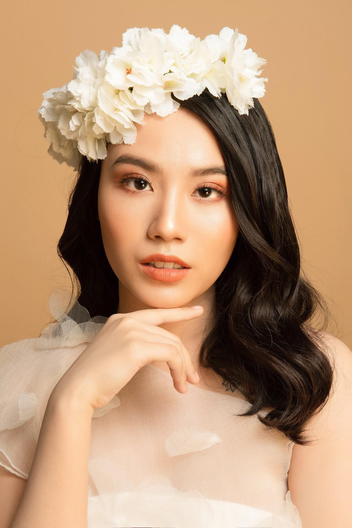 Thậm chí, cô còn được mệnh danh là "thánh nữ" chuyên đóng cảnh nóng, từ những phim ảnh trên mạng xã hội đến cả phim giờ vàng VTV.