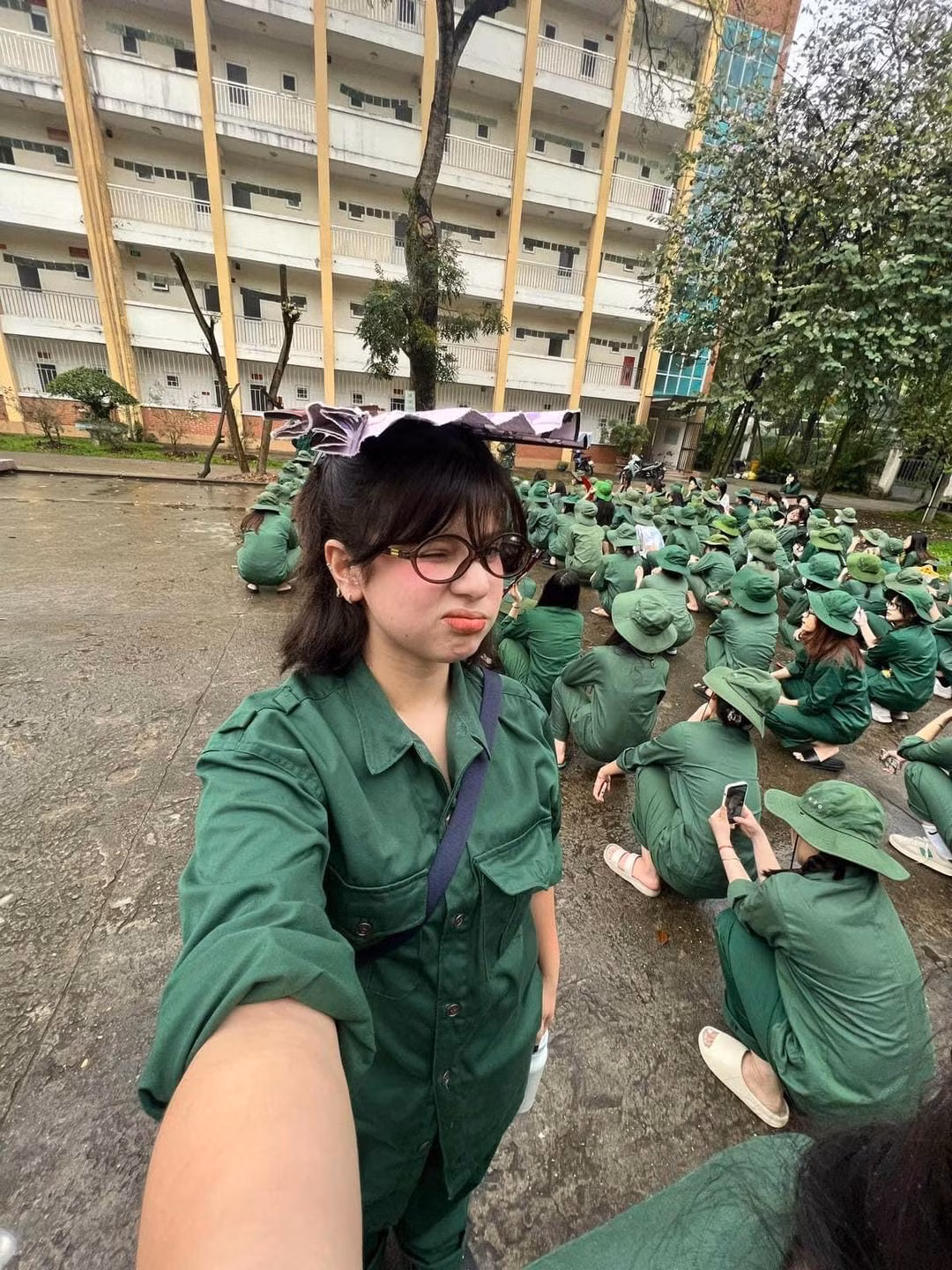 Cấp 3, Ebra Lê là học sinh của một trường quốc tế ở Hà Nội.