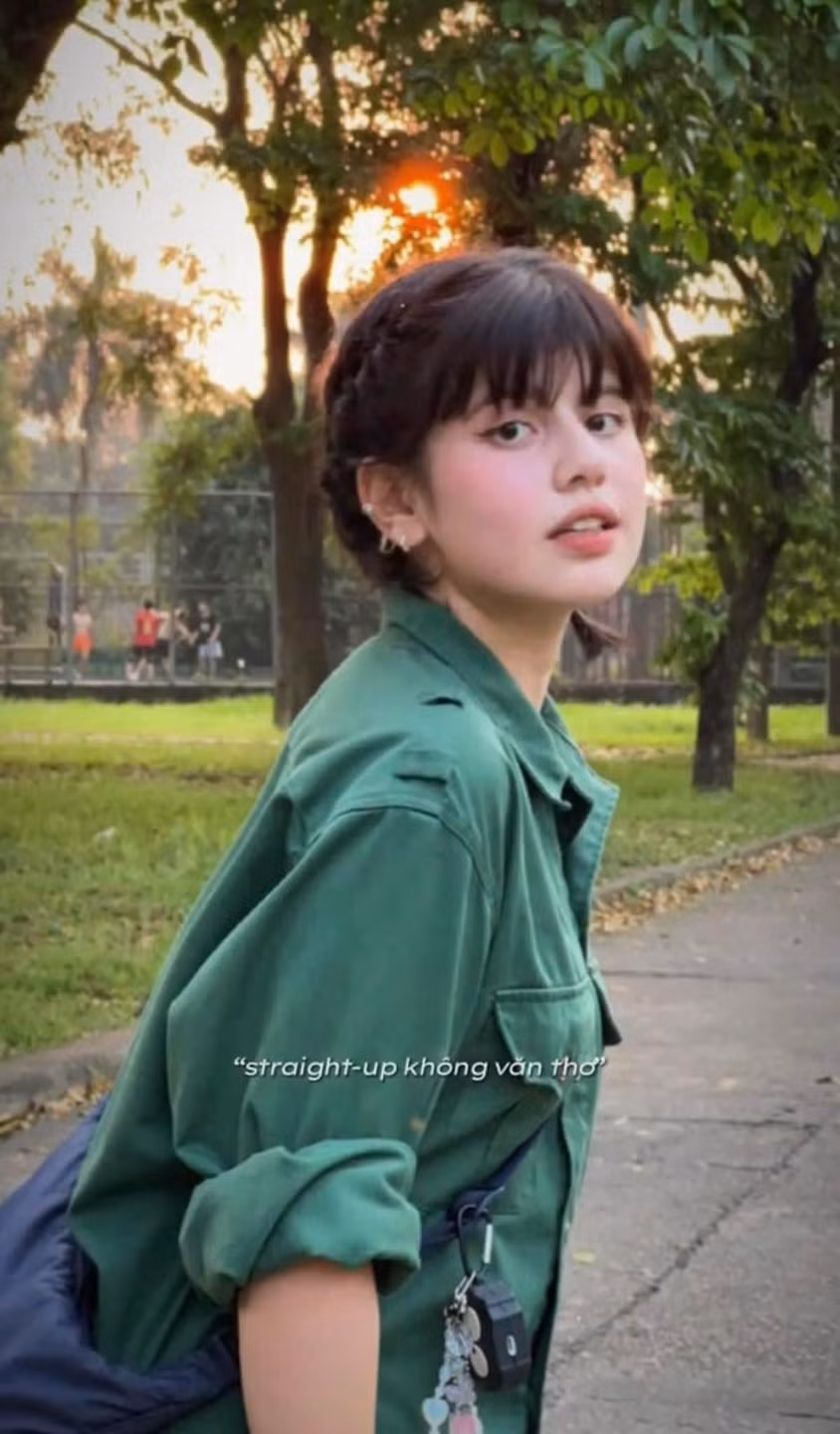 Dù không ăn diện hay trang điểm, cô nàng vẫn bừng sáng với làn da trắng, đôi mắt to tròn hớp hồn người đối diện.