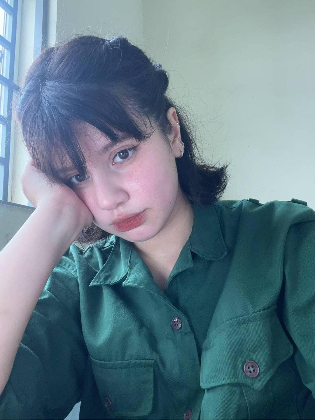 Giống như nhiều con lai khác, Ebra Lê sở hữu đôi mắt nâu sâu đặc trưng, sống mũi thẳng tắp và khoé miệng cười cực kỳ Tây.