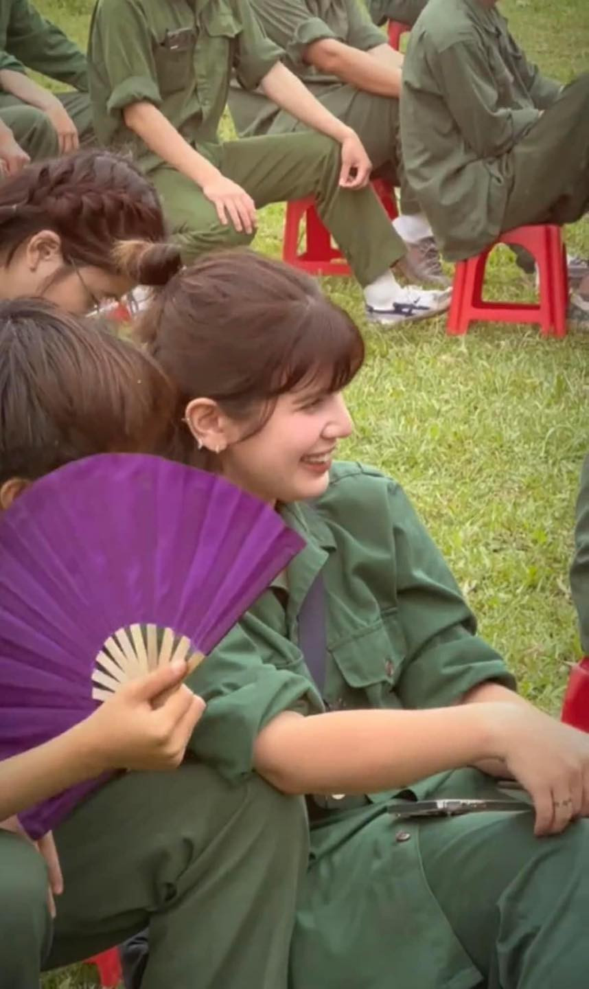 Sớm biết thế mạnh của mình, Ebra Lê khai thác triệt để góc mặt nghiêng đầy cuốn hút trong hàng loạt bức ảnh.