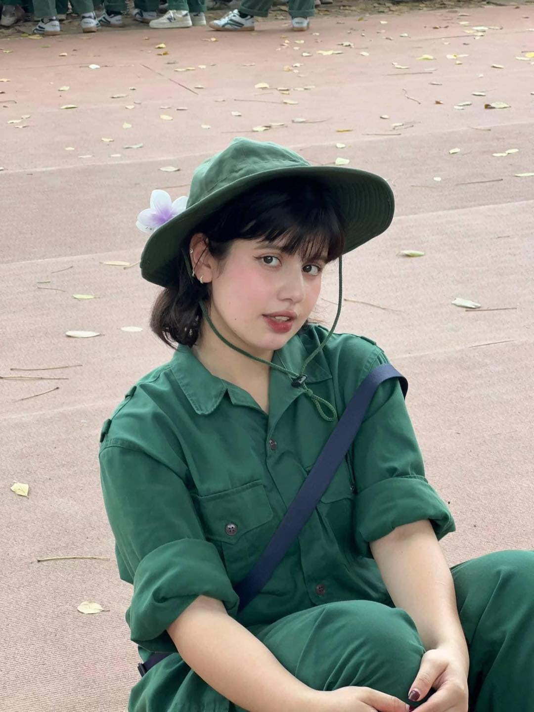 Mới đây, hình ảnh một nữ sinh mặc đồ quân sự với nhan sắc lai Tây xinh xắn đã khiến nhiều diễn đàn trên MXH xôn xao.