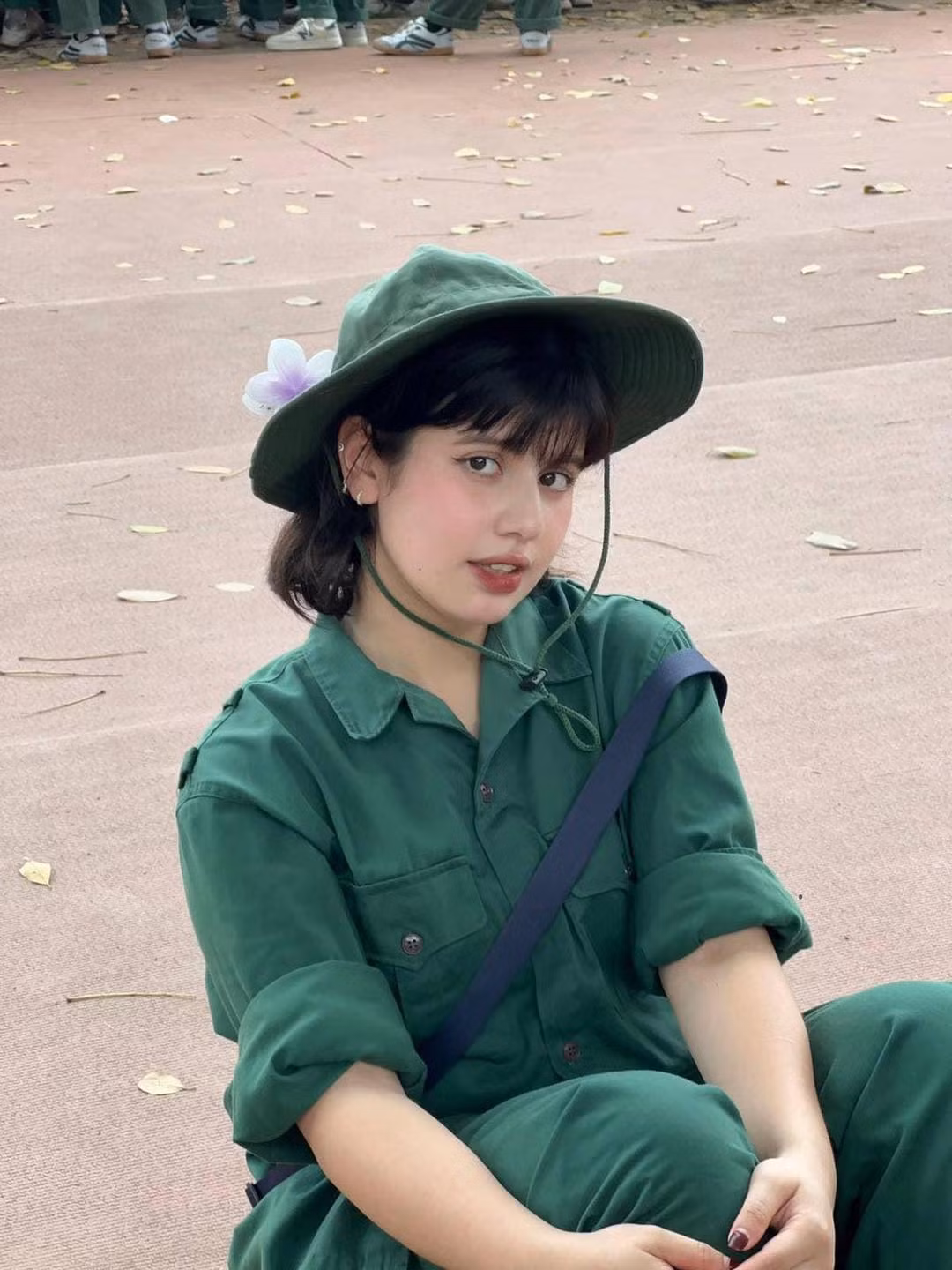 Mới đây, hình ảnh một nữ sinh mặc đồ quân sự với nhan sắc lai Tây xinh xắn đã khiến nhiều diễn đàn trên MXH xôn xao.