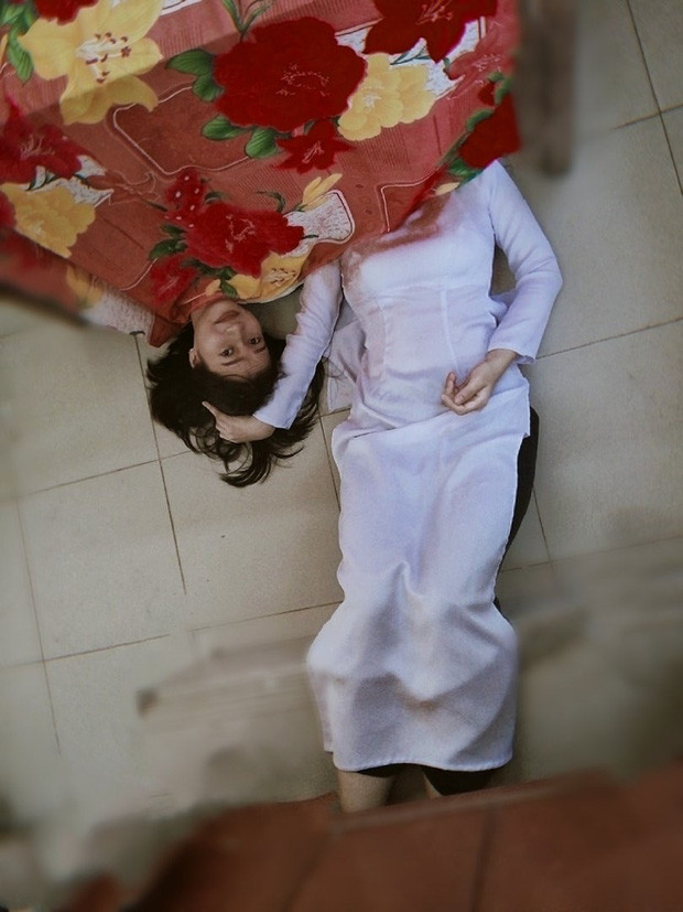 Trào lưu này tham gia rất đơn giảm, chỉ cần có 2 người chơi và 1 chiếc bàn tạo dáng làm sao để chỉ lộ ra phần thân của người này và phần đầu của người kia rồi cười thật xinh đẹp hoặc theo kiểu kinh dị là xong.