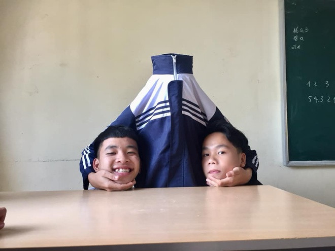 Biến tấu vô cùng kinh dị của trào lưu "giấu đầu hở đuôi". Thế nhưng nhìn hai gương mặt trong ảnh chắc ai cũng phải bật cười.