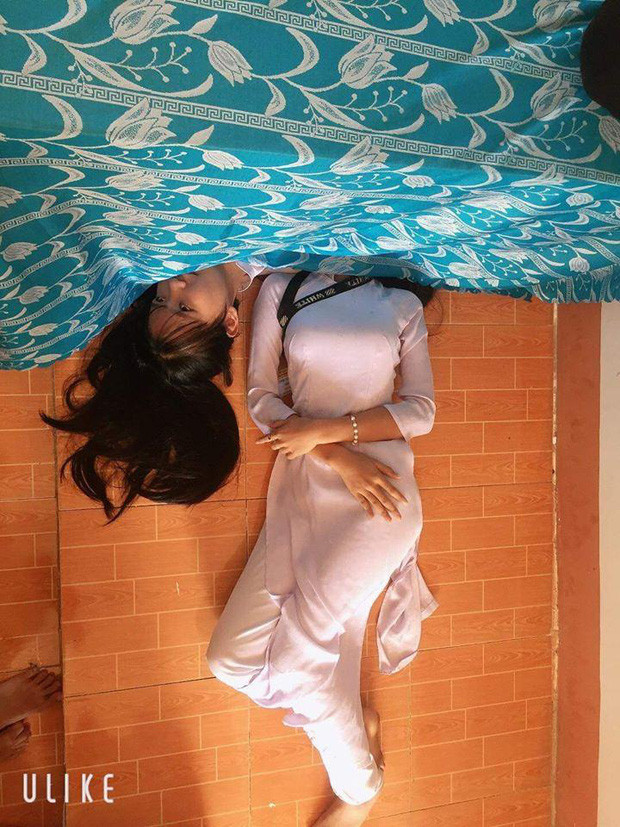 Nhiều người cho rằng trào lưu quá kinh dị, cách tạo dáng cứ như người bị mất đầu trong phim ma vậy. Học sinh thường chọn trường học để thực hiện trào lưu này bởi đây là nơi có sẵn đạo cụ là bàn và có bạn để cùng chơi.