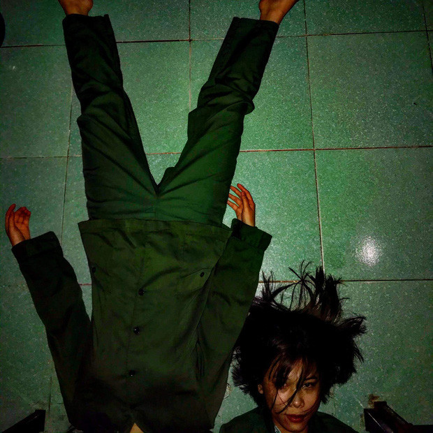 Biểu cảm, trang phục và màu ảnh của bộ đôi này khiến người xem khiếp vía.