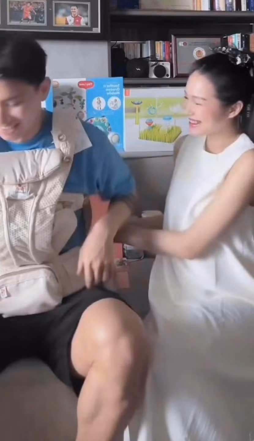 Ngoài niềm hạnh phúc trong ánh mắt, nụ cười của đôi vợ chồng trẻ, nhan sắc của bà xã Đoàn Văn Hậu khi mang bầu cũng khiến dân mạng thi nhau thả tim vì vẫn giữ được vẻ rạng rỡ, xinh đẹp, dịu hiền.