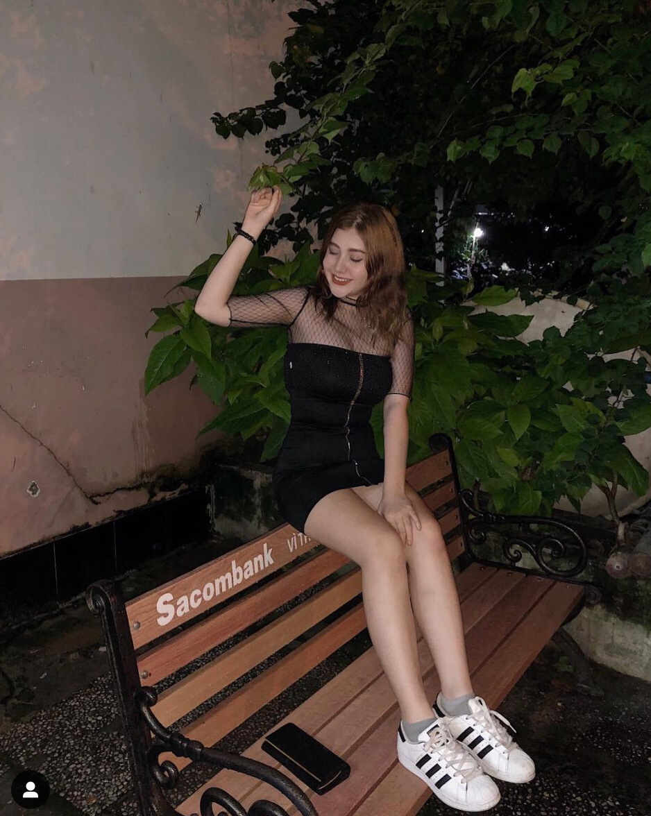 Bông hồng lai nhận được rất nhiều lời khen bởi có nhan sắc xinh đẹp, nước da trắng như trứng gà và thân hình quyến rũ. Thế nhưng cô nàng cũng gặp phải khá nhiều ý kiến tiêu cực về việc tuổi khá nhỏ những đã theo đuổi phong cách sexy.