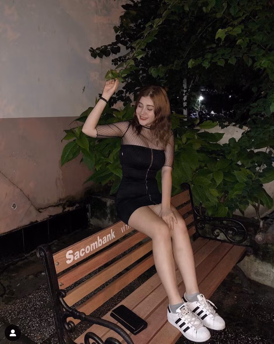 Bông hồng lai nhận được rất nhiều lời khen bởi có nhan sắc xinh đẹp, nước da trắng như trứng gà và thân hình quyến rũ. Thế nhưng cô nàng cũng gặp phải khá nhiều ý kiến tiêu cực về việc tuổi khá nhỏ những đã theo đuổi phong cách sexy.