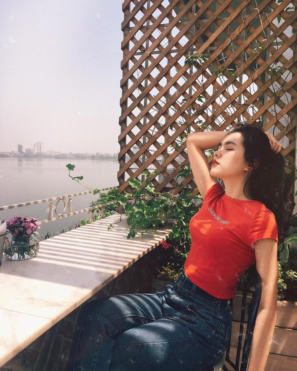 Là con lai Việt - Thái - Trung, Hồ Thiên Trang (sinh năm 2001) được chú ý khi còn đang là học sinh trường THPT Trần Phú, Hà Nội. Trái ngược với các cô gái khác nghiện make-up, làm đẹp thì hot girl 10x lại đam mê bóng đá, cô nàng đặc biệt hâm mộ cầu thủ Quang Hải.