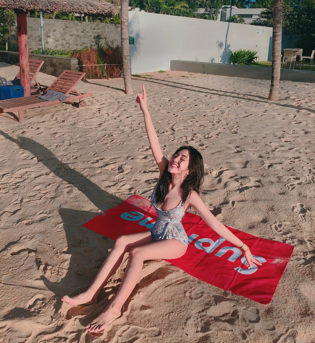 Đặc biệt hơn, thân hình của Ngọc Trân vô cùng nóng bỏng với vòng 1 căng tròn, vòng eo con kiến cực kỳ hút mắt. Cô nàng từng dính tin đồn dao kéo để có gương mặt và hình thể như hiện nay nhưng hot girl Sài Gòn khẳng định chưa từng phẫu thuật thẩm mỹ.