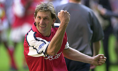 Không chỉ giỏi chuyên môn, Tony Adams còn là thủ lĩnh tinh thần cho Arsenal trong giai đoạn trước và cả sau khi Asene Wenger dẫn dắt CLB.