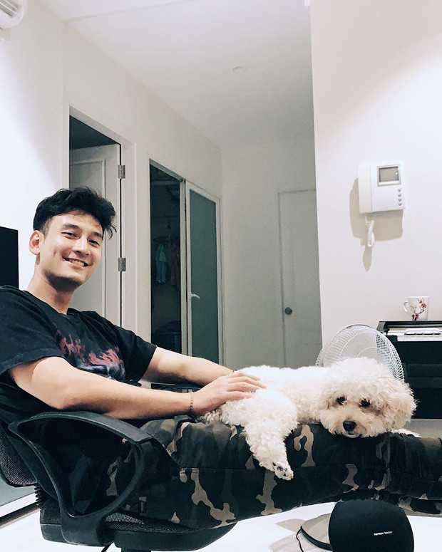 Nụ cười toả nắng kèm má lúm đồng tiền của Nimbia khiến bất kỳ cô gái nào cũng điêu đứng. Vừa tài giỏi mà còn vừa điển trai thế này thì có cô gái nào không mê cơ chứ.