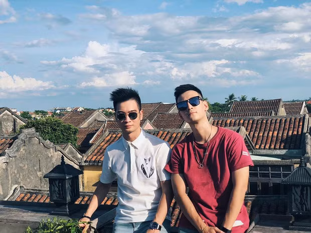 Với ngoại hình vốn dĩ nổi bật nên DJ Nimbia không cần ăn mặc quá cầu kỳ mà vẫn nổi bần bật trong đám cưới của đôi bạn Touliver và Tóc Tiên.