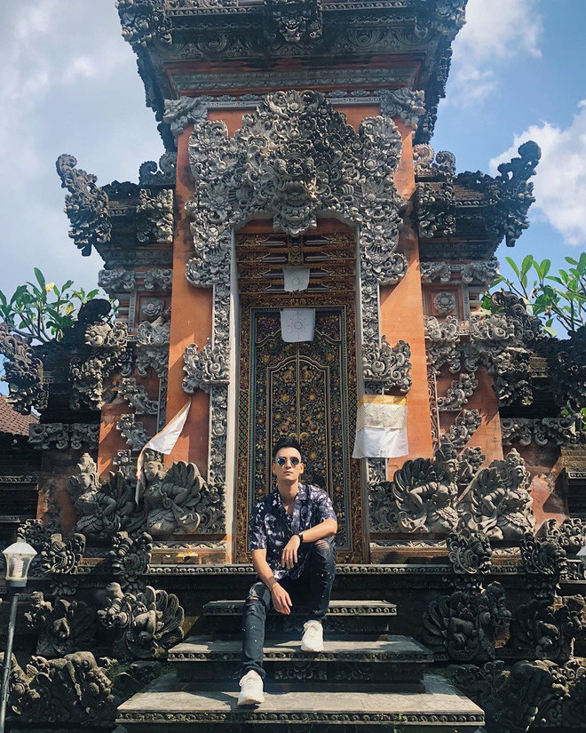 Trên trang cá nhân, Nimbia thường xuyên khoe hình "sống ảo" cực kỳ điển trai, anh chàng check-in mọi lúc mọi nơi.