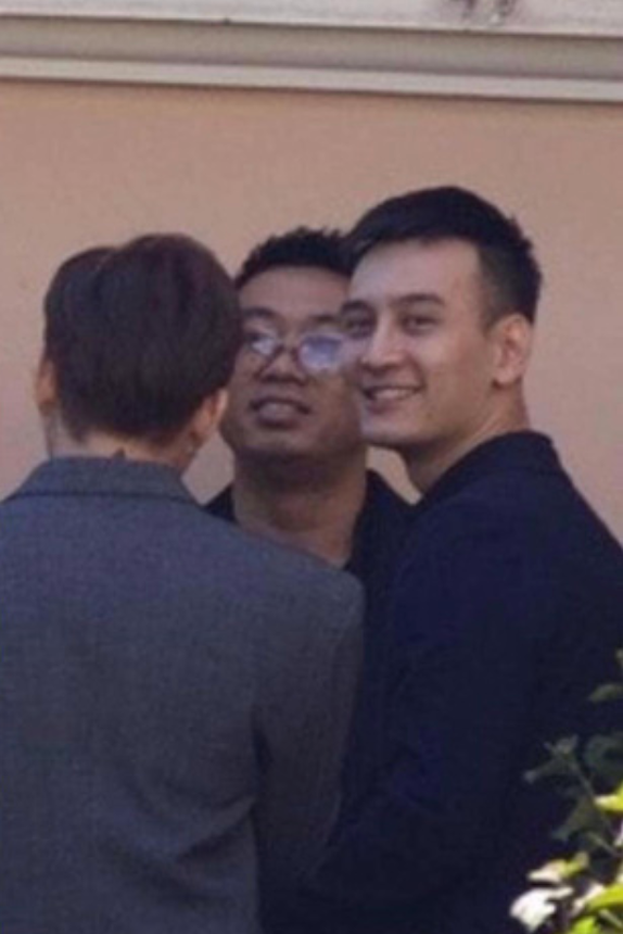 Chỉ với một khoảnh khắc cười tươi rói vô tình lọt vào ống kính phóng viên, trai đẹp có mặt trong đám cưới của Tóc Tiên được dân mạng truy lùng info ráo riết.