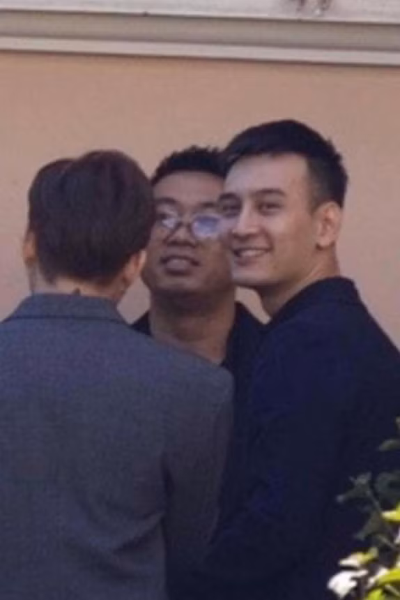 Chỉ với một khoảnh khắc cười tươi rói vô tình lọt vào ống kính phóng viên, trai đẹp có mặt trong đám cưới của Tóc Tiên được dân mạng truy lùng info ráo riết.