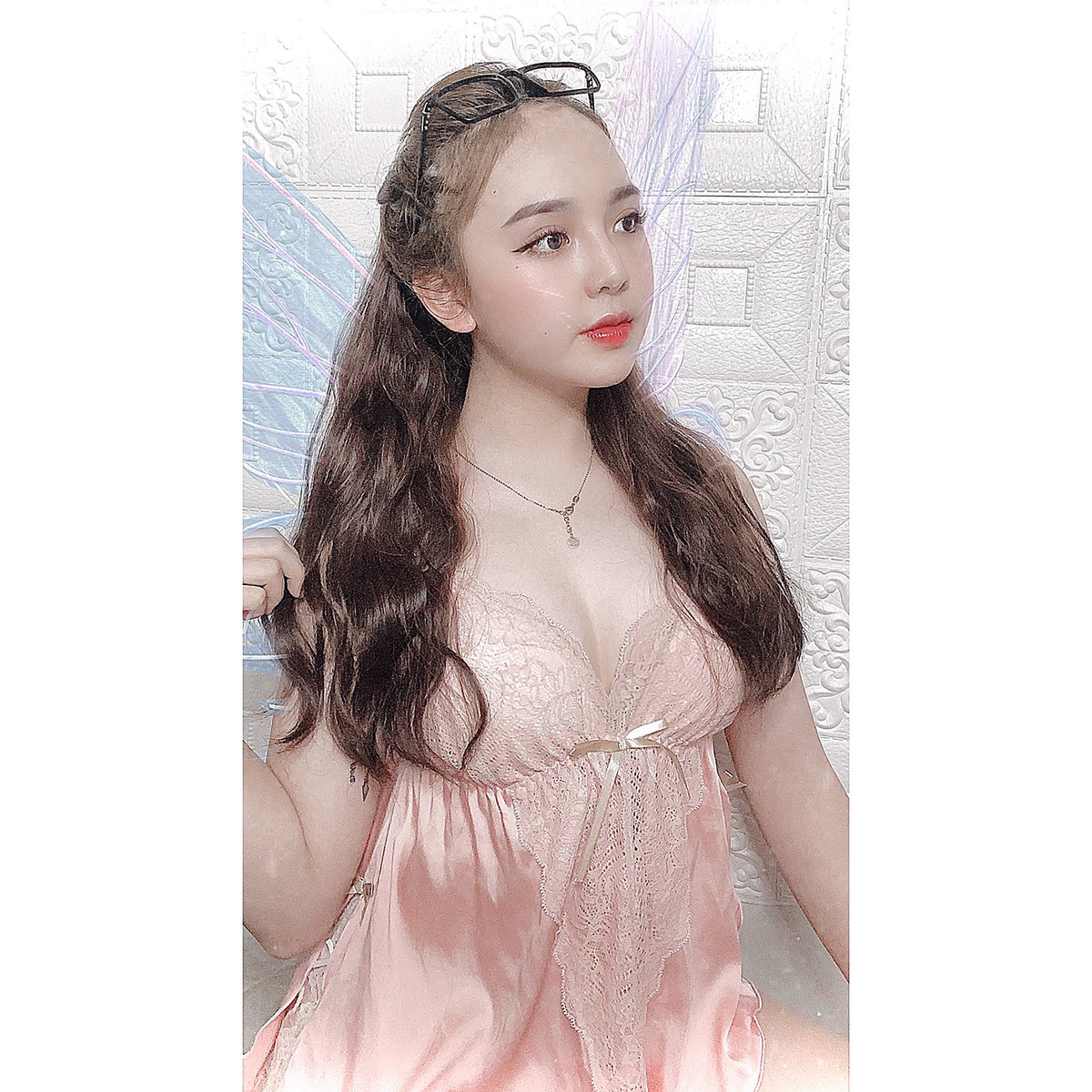 Thời gian gần đây, hot girl 10X bất ngờ thay đổi phong cách từ dễ thương, trẻ con sang sexy, quyến rũ. Có lẽ do đã trưởng thành nên Huyền Châu muốn thay đổi diện mạo phù hợp hơn.