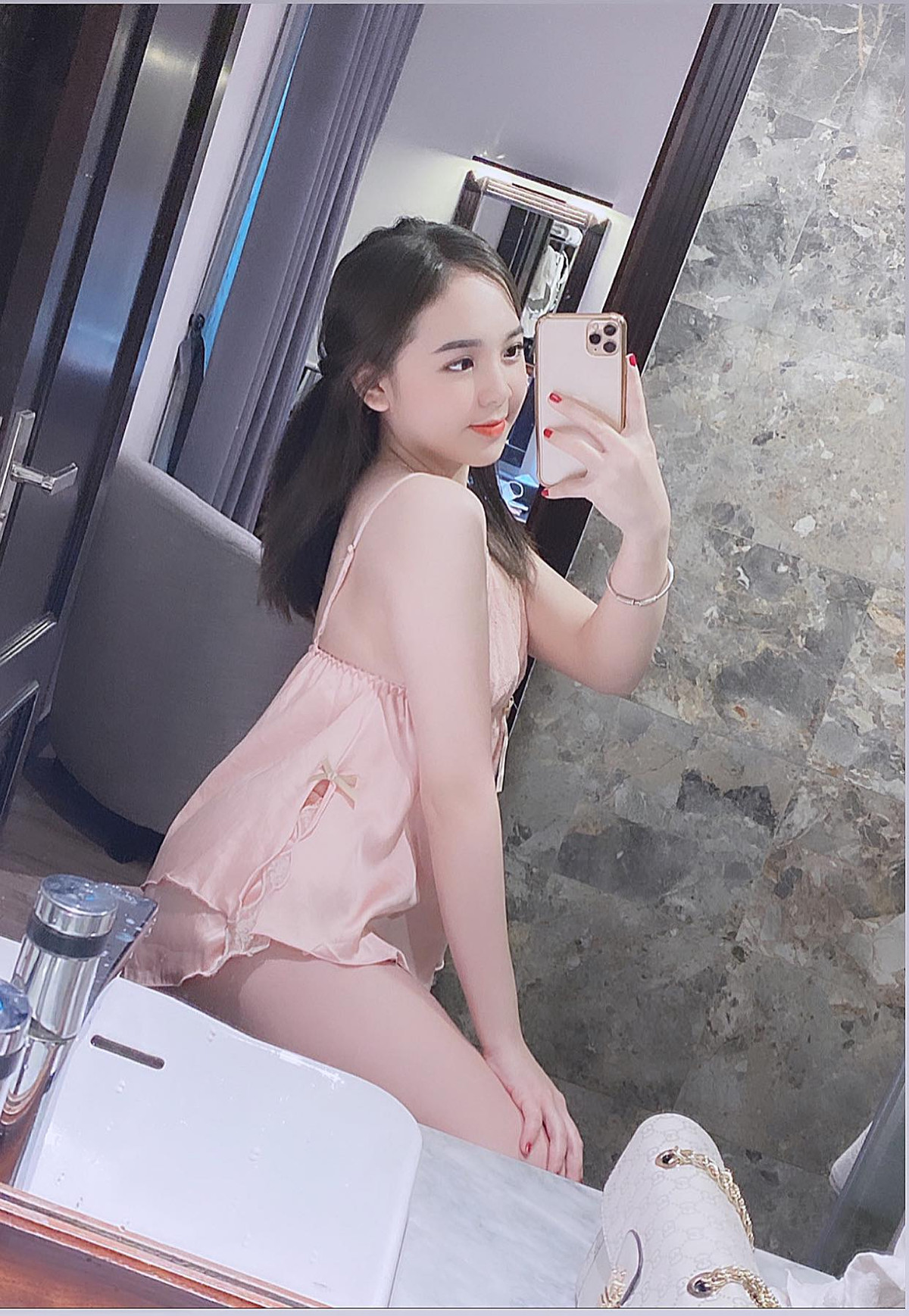 Dù theo đuổi phong cách nào thì trông cô nàng vẫn cực kỳ thu hút và vẫn trẻ trung.