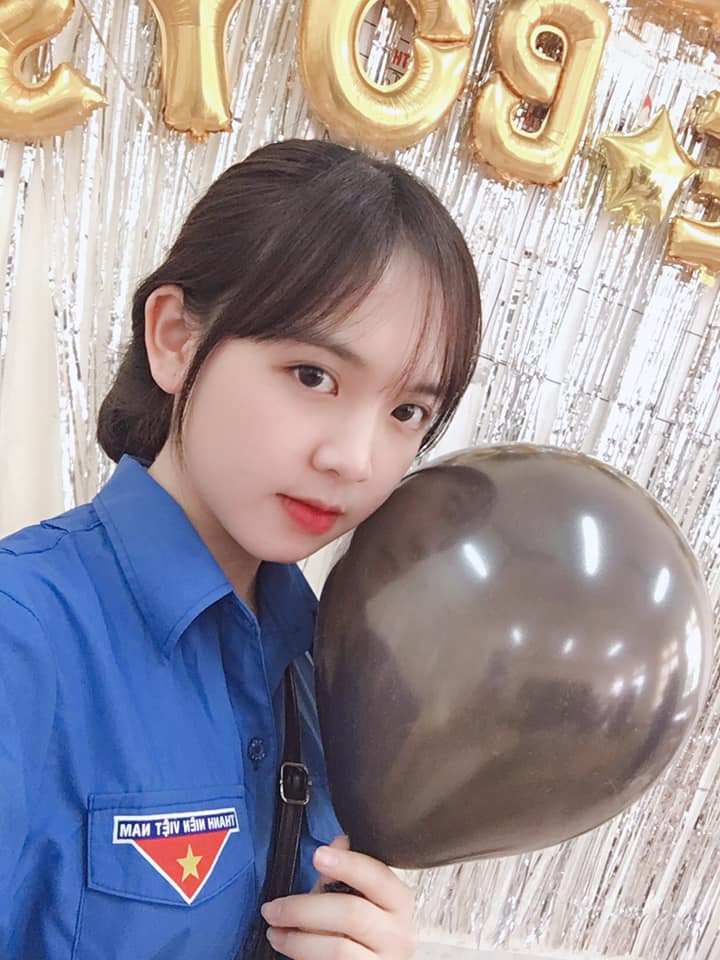 Dù nhiều năm đã trôi qua nhưng cô nàng vẫn còn nguyên vẻ đẹp trong sáng, dễ thương như học sinh tiểu học.