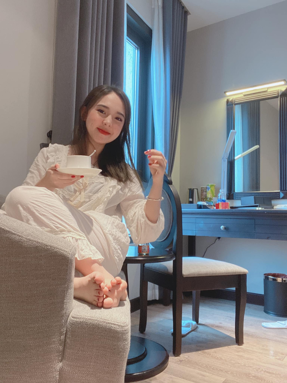 Đôi mắt to tròn, da trắng, môi chúm chím cùng "má phính" khiến hot girl Sơn Lan trẻ hơn rất nhiều so với tuổi thật.