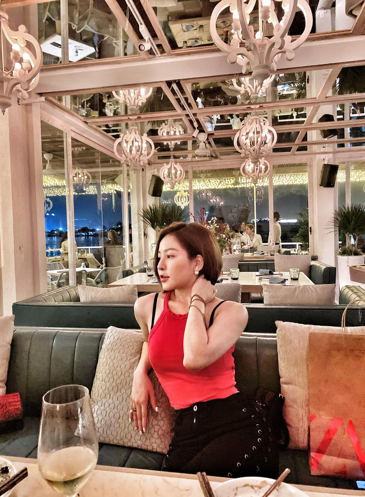 Phải nửa năm sau đó, hot girl Thanh Hoá mới bắt đầu xuất hiện trở lại với vai trò làm truyền thông cho một thẩm mỹ viện có tiếng tại Hà Nội. Phong cách ăn mặc và ngoại hình của Trâm Anh cũng thay đổi 180 độ từ nữ tính, bánh bèo sang cá tính với mái tóc ngắn.