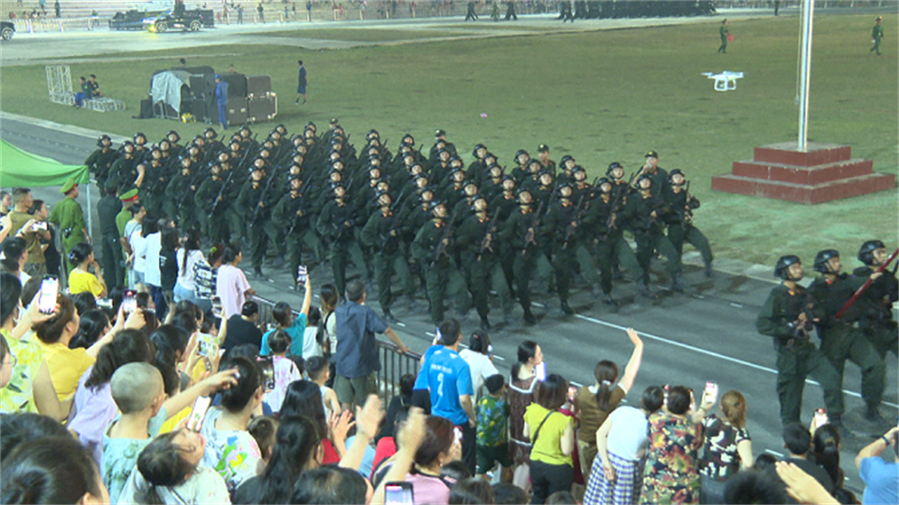 Các lực lượng khác nhau tập trung cao độ luyện tập cho lễ kỷ niệm hoành tráng. Người dân cũng đã tập trung xem các màn diễu binh.