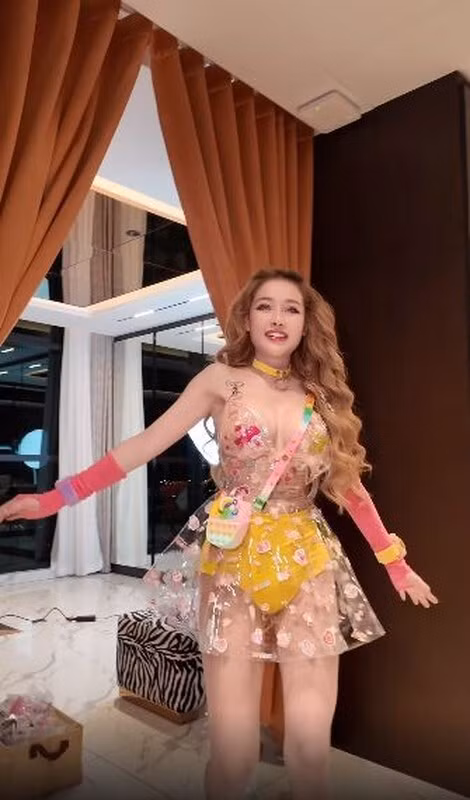 Những người ủng hộ lý do của Ngân 98 tin rằng, nếu việc thay đổi diện mạo giúp người đẹp cảm thấy tự tin hơn và thoải mái hơn, thì đó là quyết định đúng đắn và đáng được tôn trọng.