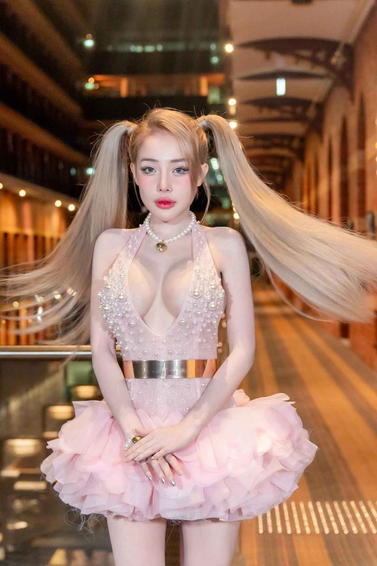 Phát ngôn của Ngân 98 đã lập tức tạo ra tranh cãi trong dư luận. Một bộ phận cư dân mạng cho rằng, việc cô muốn thay đổi diện mạo để không bị gọi là "tướng phu thê" là hơi thiếu tôn trọng bạn trai. Họ nhận định vẻ ngoài giống nhau là điều bình thường trong một mối quan hệ lâu dài và không cần thiết phải thay đổi vì điều đó.