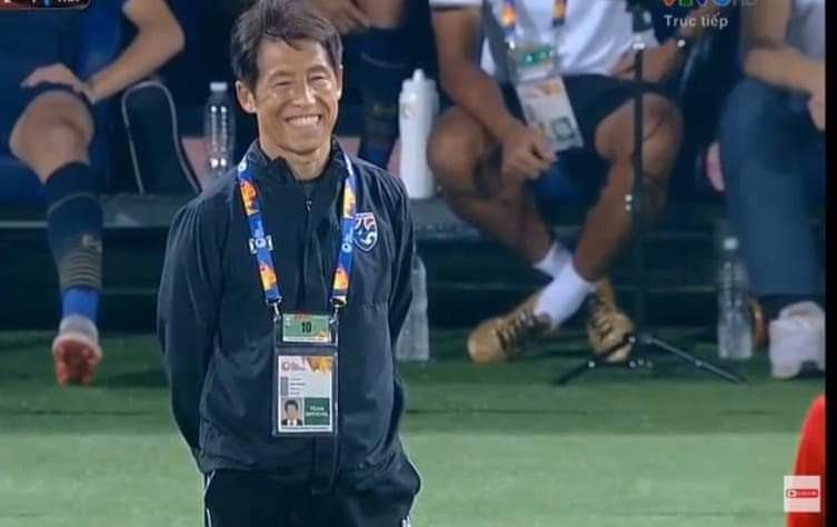 Có lẽ HLV trưởng U23 Thái Lan và các cổ động viên xứ Chùa Vàng là những người vui nhất lúc này khi được đi tiếp còn "anh cả" của bóng đá Đông Nam Á là Việt Nam thì bị loại ngay từ vòng bảng.