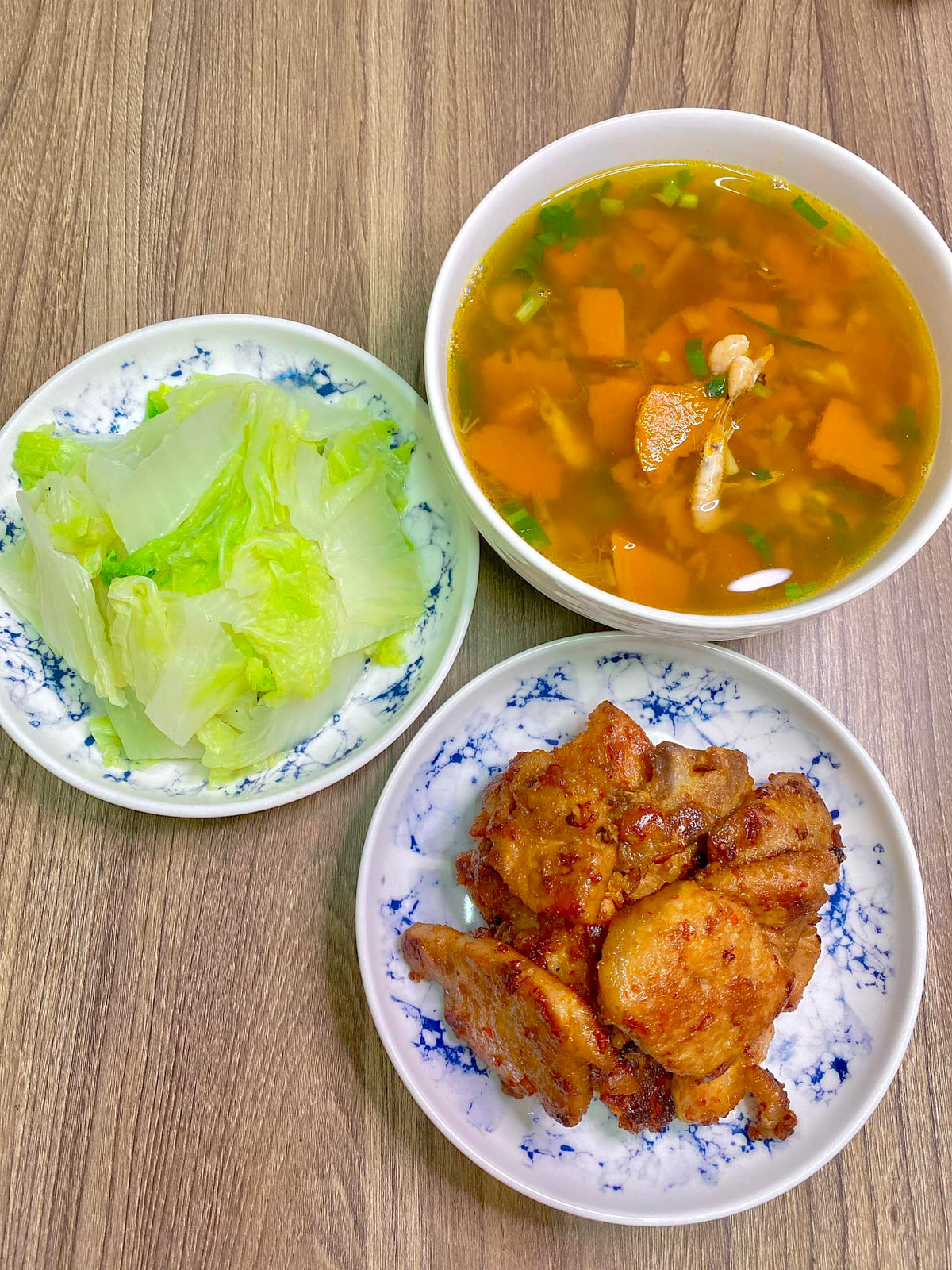 Mâm cơm giản đơn với 3 món dễ nấu nhưng cực kỳ hút mắt và đủ dinh dưỡng.