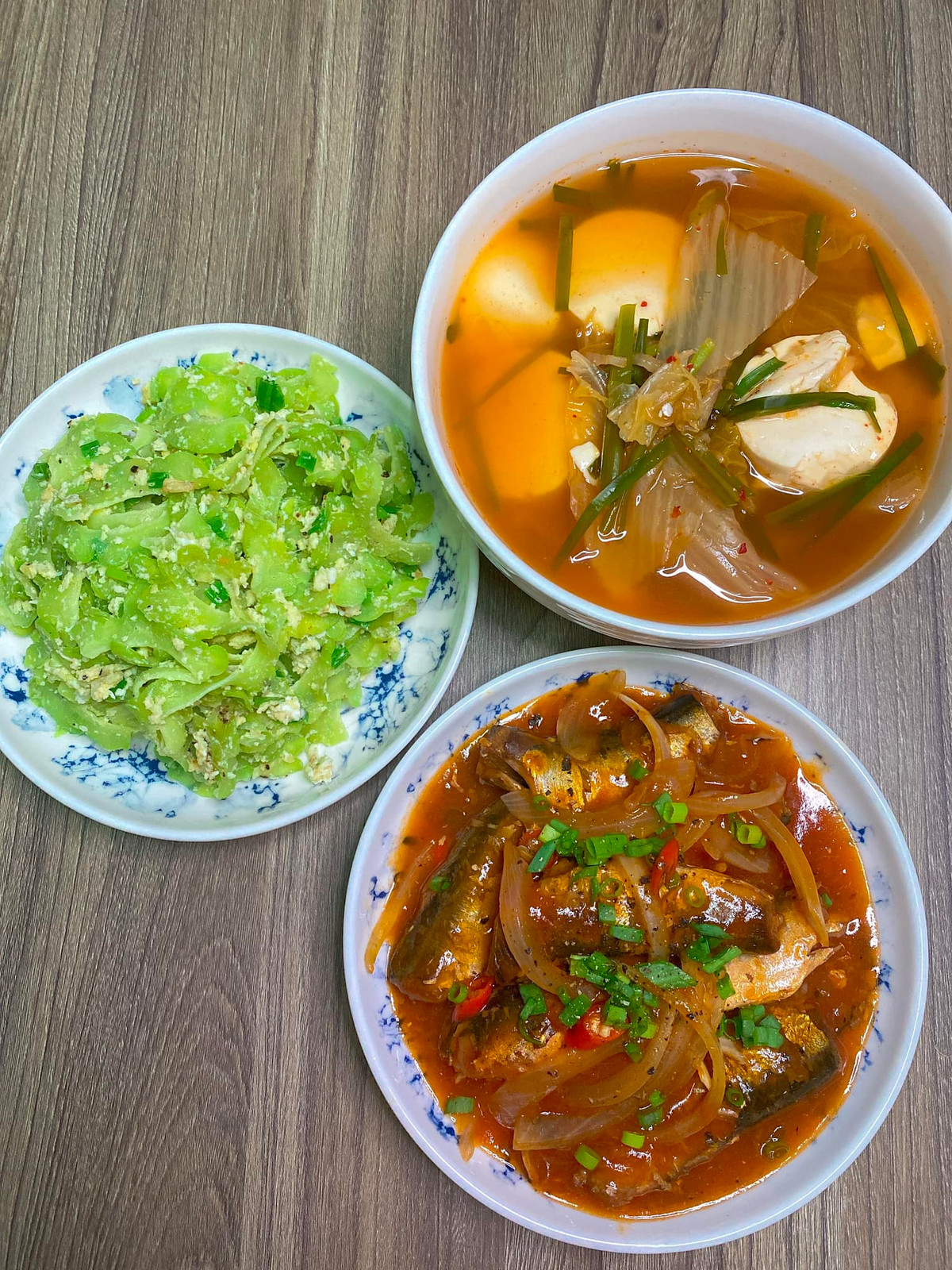 Bát canh kim chi đậu phụ đậm đà hấp dẫn cùng đĩa cá nục kho đẫm vị đưa hương.