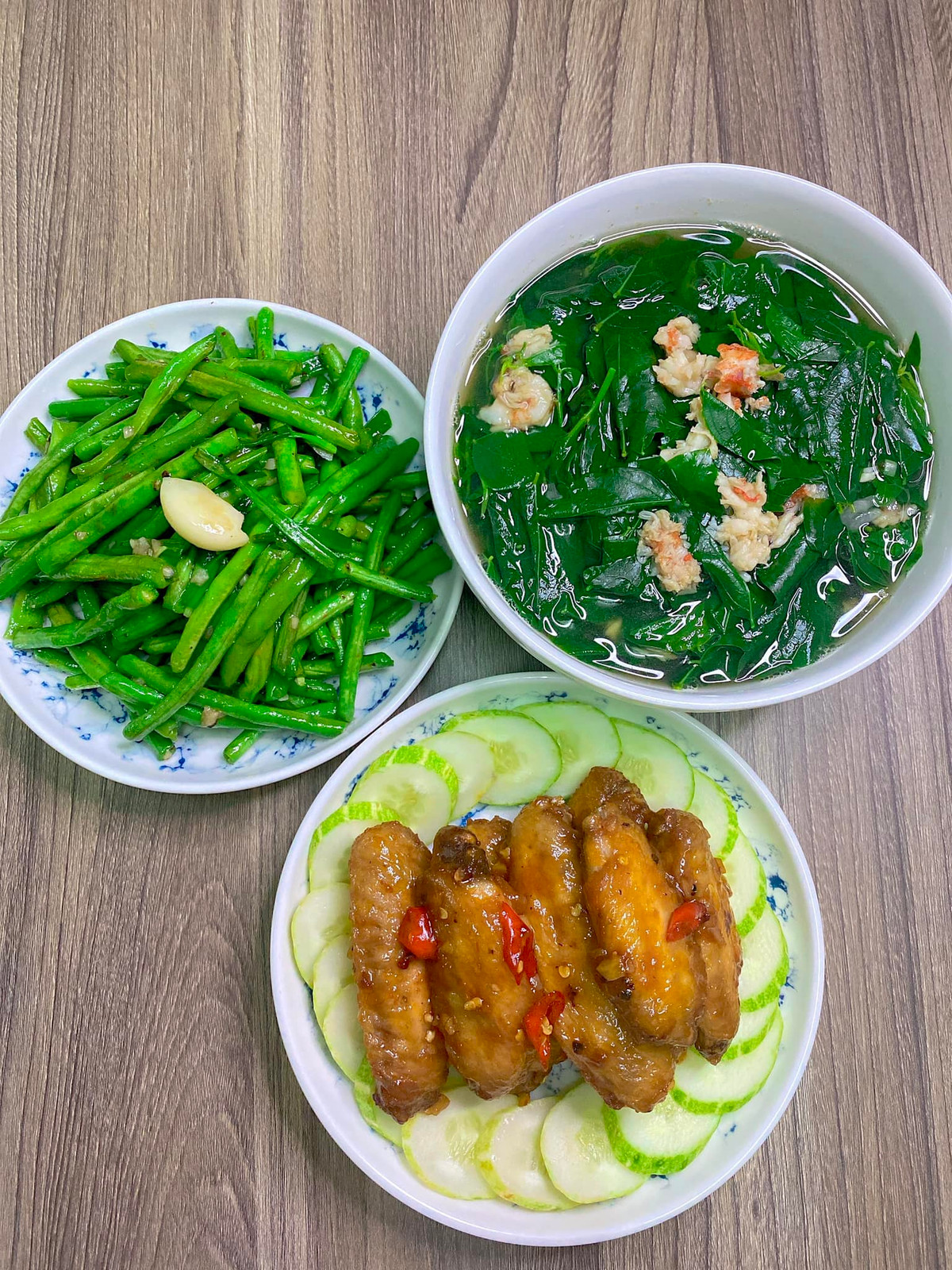 Với những gia đình có 2 người, cả 2 đều đi làm cả ngày thì khoảnh khắc bên mâm cơm buổi tối sẽ là thời gian để chuyện trò, gắn kết và thấu hiểu hơn.