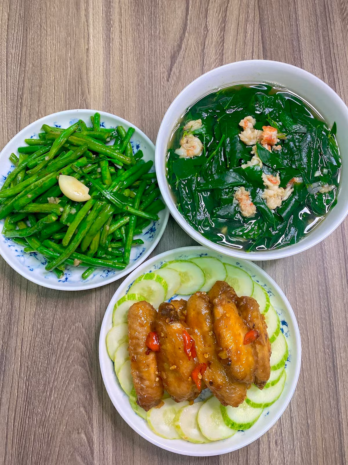 Với những gia đình có 2 người, cả 2 đều đi làm cả ngày thì khoảnh khắc bên mâm cơm buổi tối sẽ là thời gian để chuyện trò, gắn kết và thấu hiểu hơn.