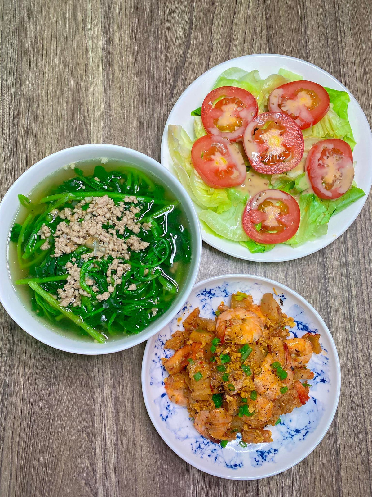 Con đường đi đến trái tim người đàn ông nhanh nhất là thông qua dạ dày. Nhìn mâm cơm thế này thì hôm nào chồng cùng phải về sớm ăn cơm thôi.