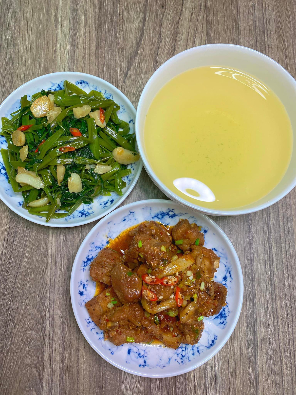 Nhìn đĩa rau muống xào tỏi, nhiều người ứa nước miếng, thêm 1 chút chanh vắt vào bát canh rau muống luộc là hết sảy.