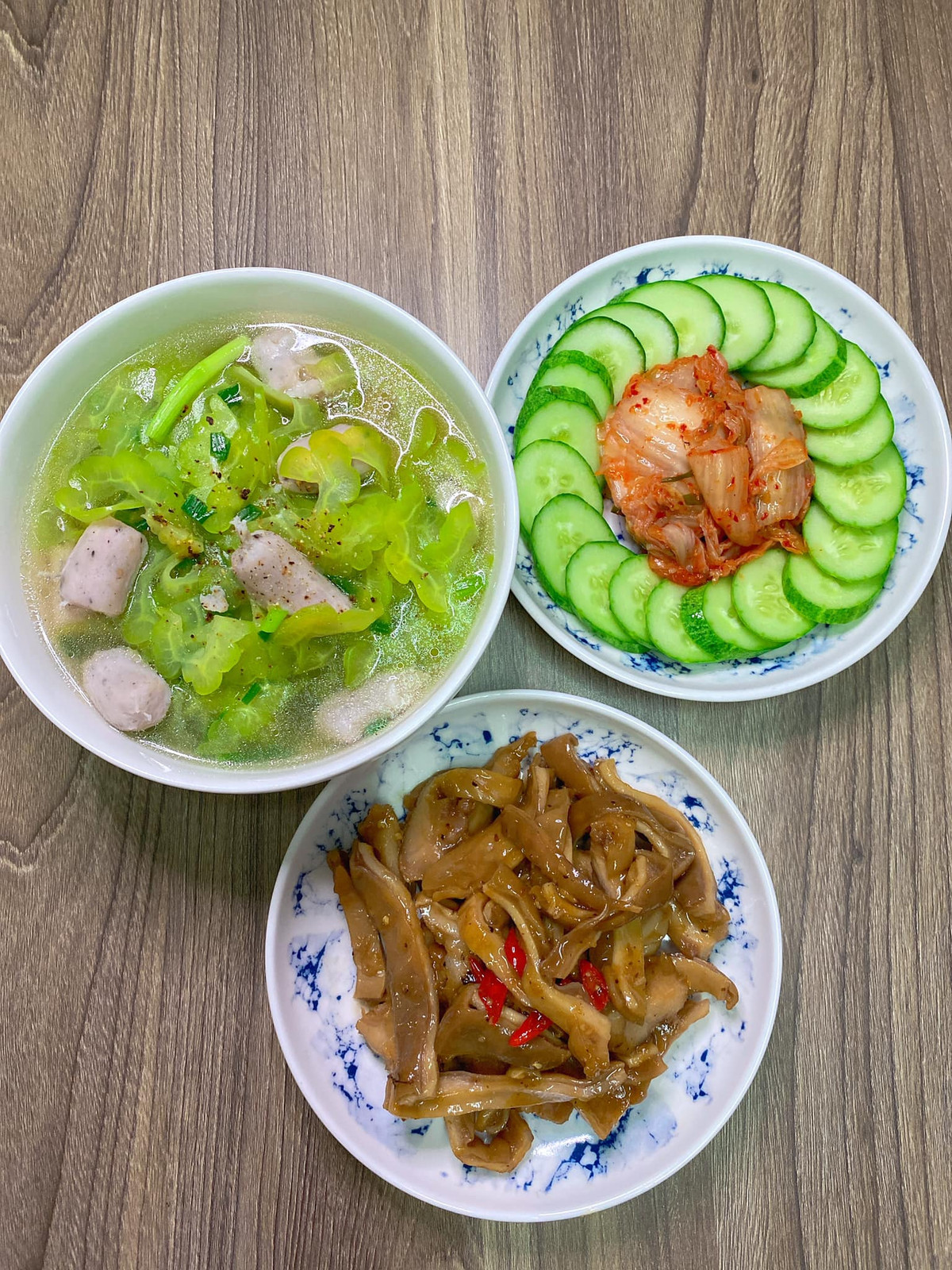 Với nhiều người trẻ, việc đầu tư thời gian hàng ngày vào nấu nướng là điều không thể. Mâm cơm giản đơn với thời gian chuẩn bị nhanh chóng thế này đáp ứng đủ tiêu chí nhanh gọn mà lại ngon.