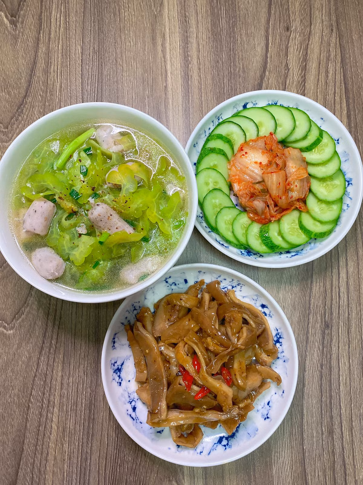 Với nhiều người trẻ, việc đầu tư thời gian hàng ngày vào nấu nướng là điều không thể. Mâm cơm giản đơn với thời gian chuẩn bị nhanh chóng thế này đáp ứng đủ tiêu chí nhanh gọn mà lại ngon.