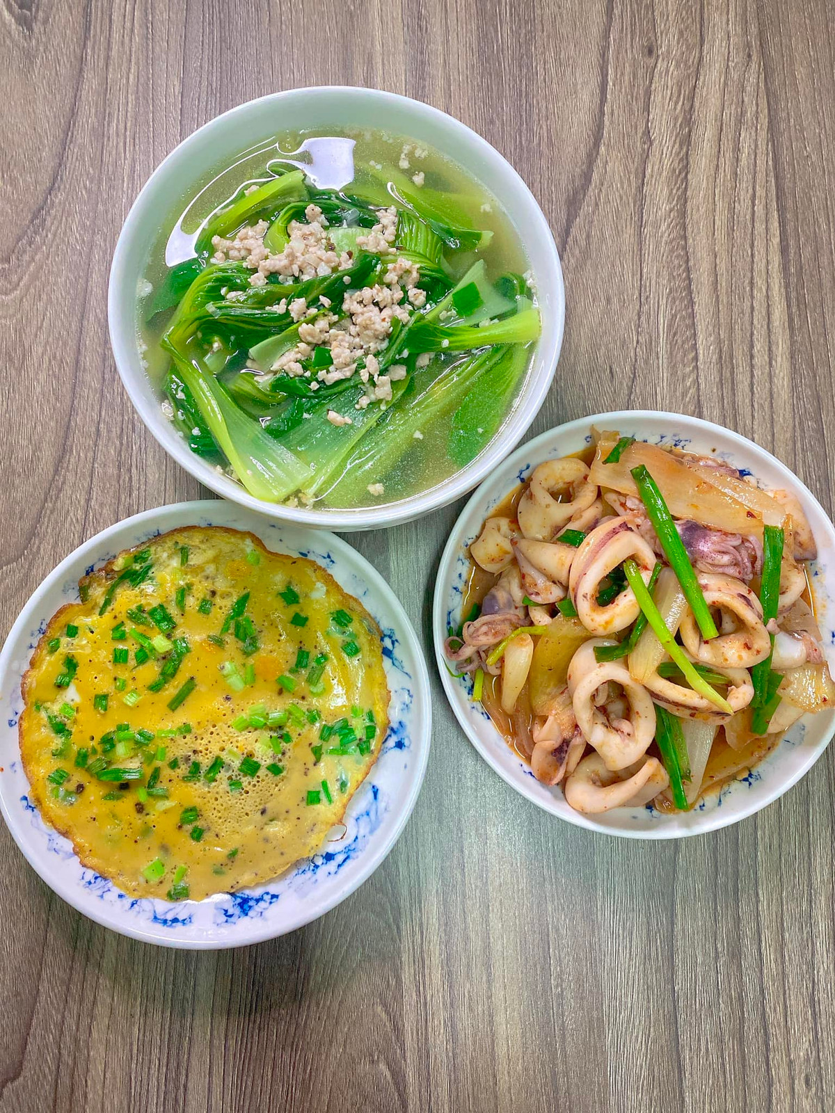 Mùa hè là mùa của các loại rau nên rất dễ để thay đổi món mỗi ngày.