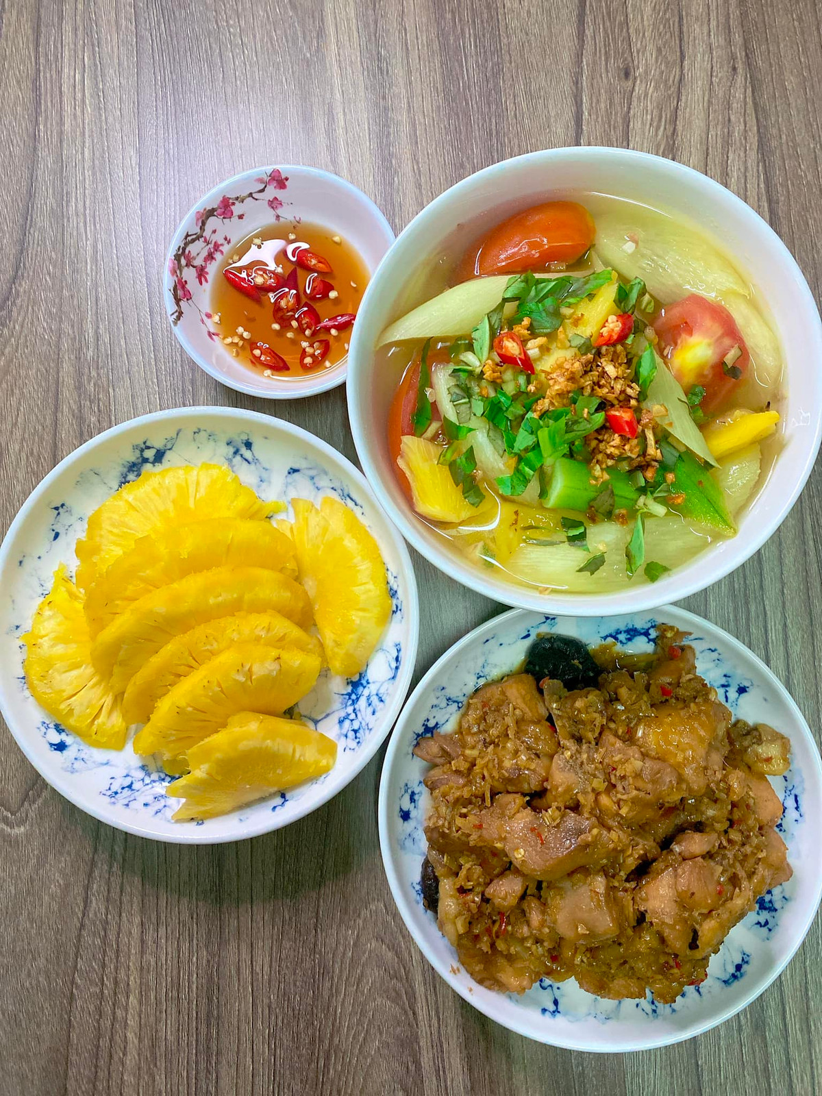 Nhìn đĩa gà rang thôi là biết đưa cơm thế nào rồi.