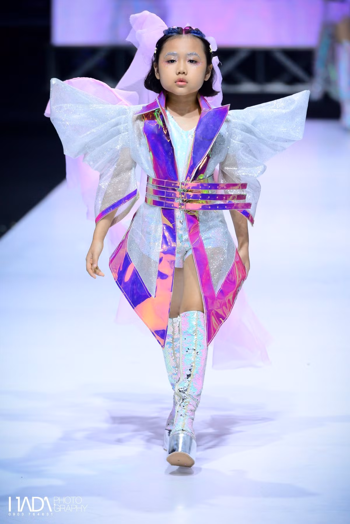 Được biết, Khánh An được mẹ cho đi học catwalk từ khi còn nhỏ, chính bởi được đào tạo chuyên nghiệp nên cách sải chân trên sàn diễn hay biểu cảm của cô bé đều cực kỳ xuất sắc.