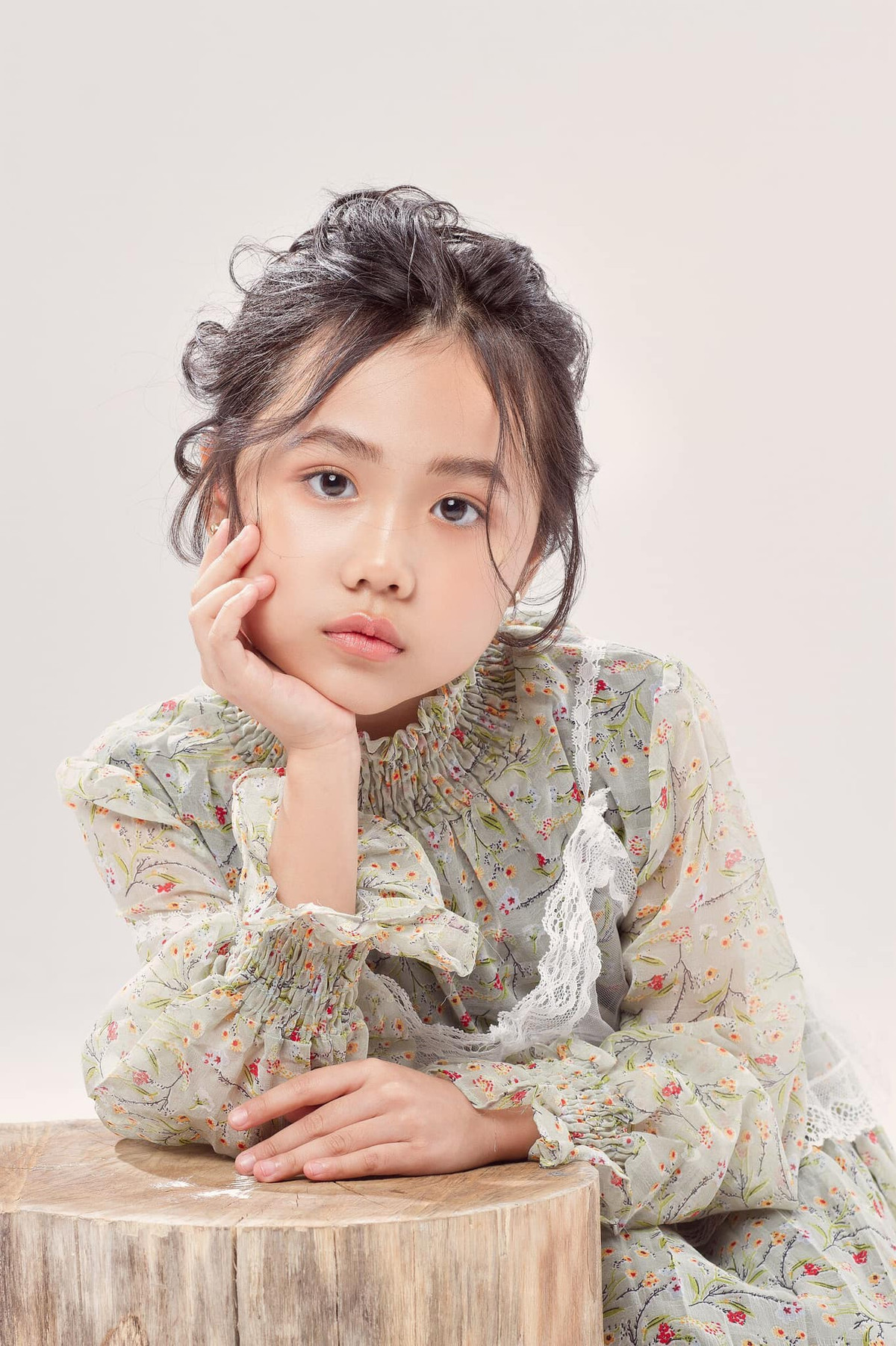 Màn catwalk đỉnh cao được thực hiện trong lồng kính nổi danh trên mạng không phải là lần đầu tiên Khánh An thực hiện động tác khó, trước đó cô bé từng trình diễn trong quả bóng hơi.