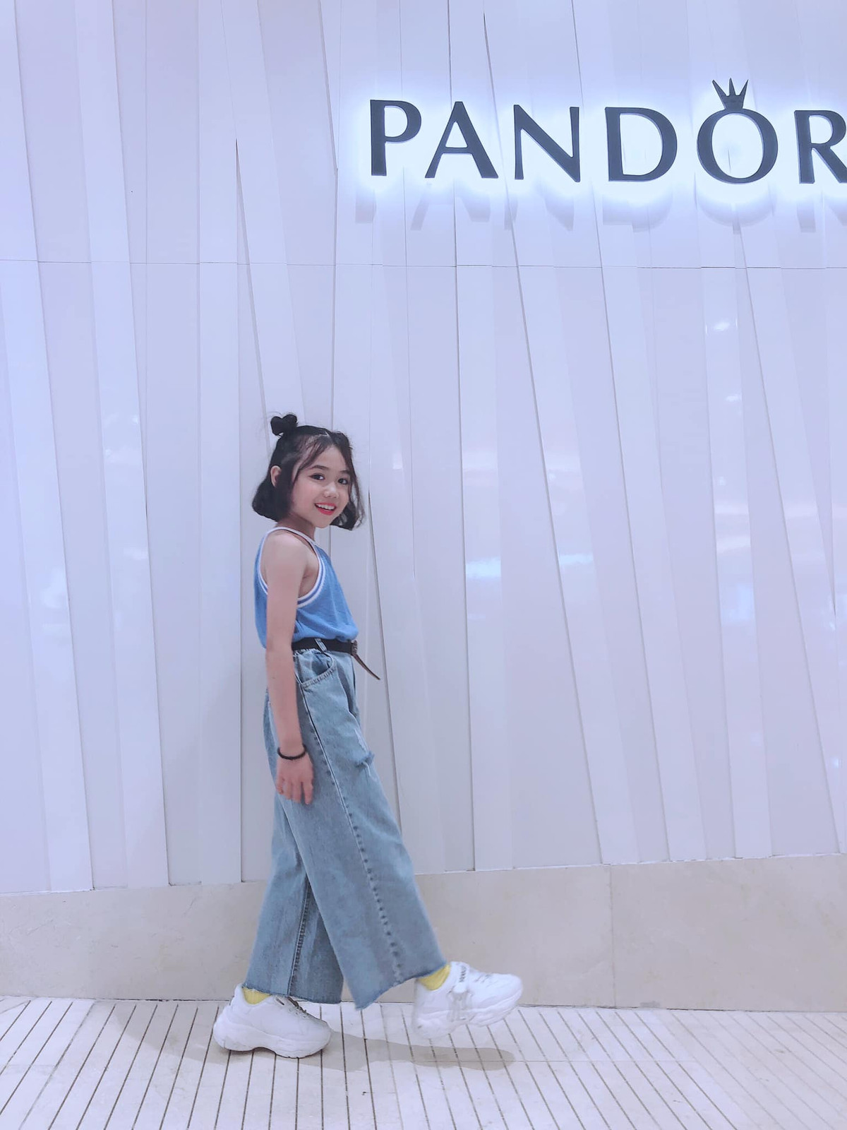 Phối đối cá tính và tạo dáng là Khánh An có ngay một bức ảnh đẹp xuất sắc chẳng kém bất kỳ fashionista nào. Cô bé hiện đang có gần 10 nghìn lượt theo dõi trên mạng xã hội.