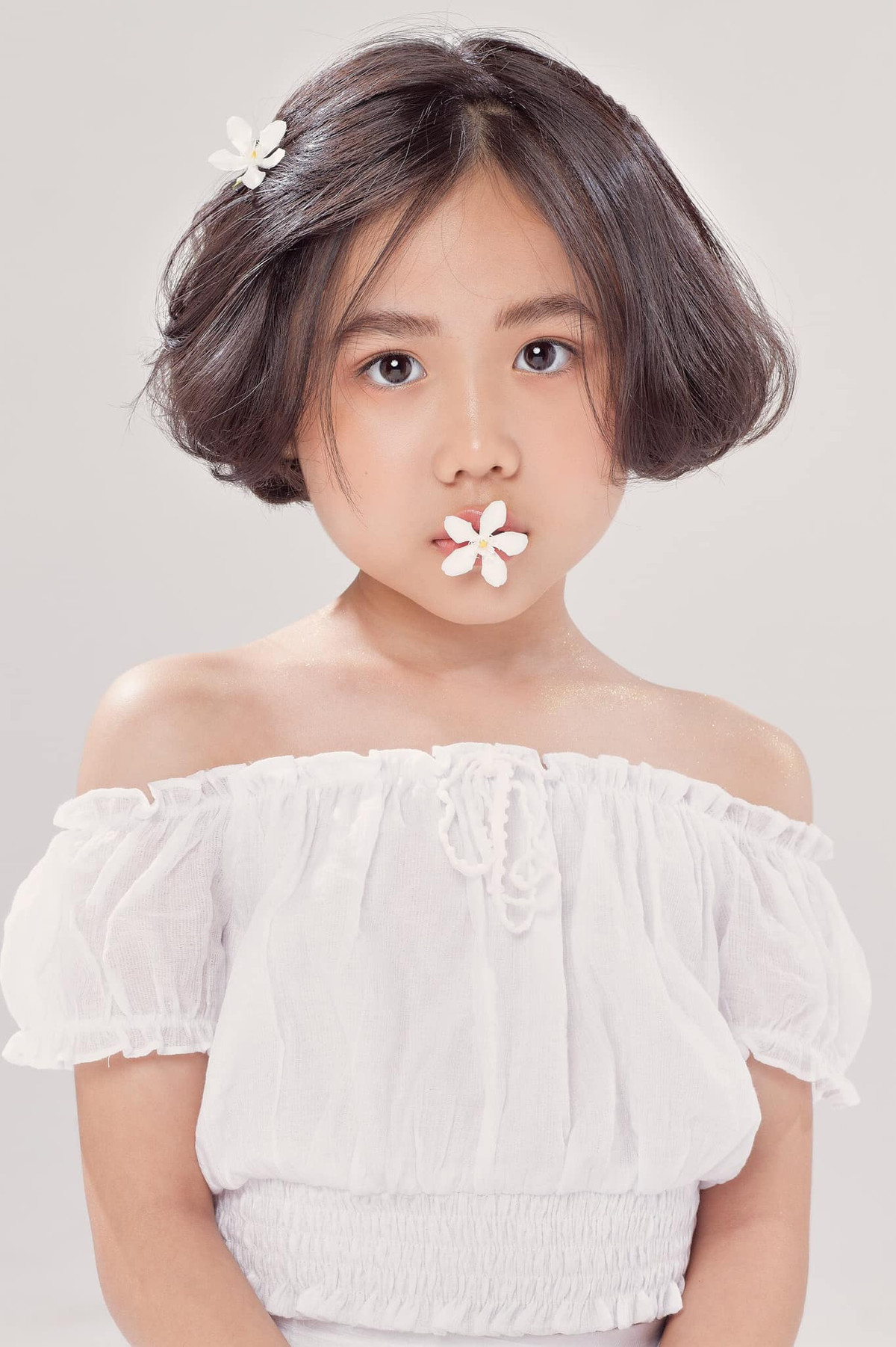 Coco Rocha - siêu mẫu nổi tiếng thế giới từng trầm trồ khi xem đoạn video Khánh An catwalk và không tiếc lời đưa ra lời khen: "Những người mẫu sắp đi cho show hãy kéo ghế ra mà xem và ghi chú. Chúng ta cần phải nhìn đẳng cấp catwalk đầy kĩ thuật này nhiều lần vì cô bé này thật sự không đùa được đâu. Cô bé đã mở màn và kết thúc mọi thứ, cô ấy sẽ hớp hồn tất thảy mọi người".