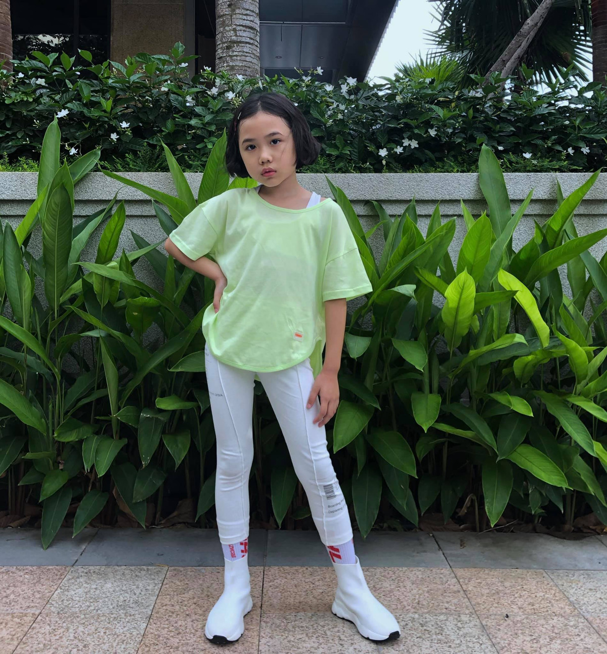 Không chỉ trên sàn diễn, phong cách ăn mặc đời thường và thần thái chụp hình của cô bé Khánh An cũng không đùa được đâu.