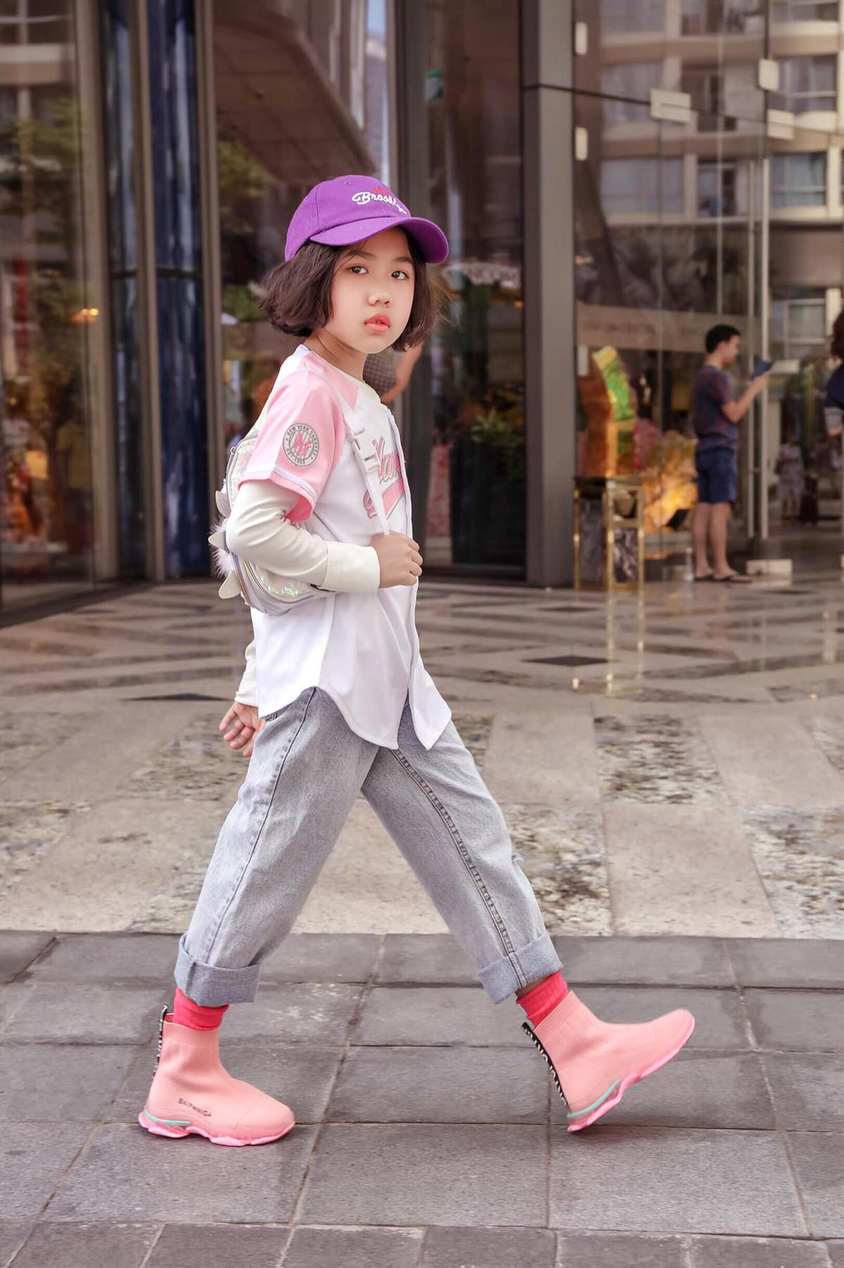 Nàng mẫu Coco Rocha cũng cho biết thật sự mong muốn đưa Khánh An tới làm giáo viên cho các lớp học người mẫu của cô. Vậy là đủ để biết đẳng cấp catwalk của mẫu nhí Việt Nam này.